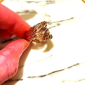 Beautiful gold-plated Stella & Dot feather design ring